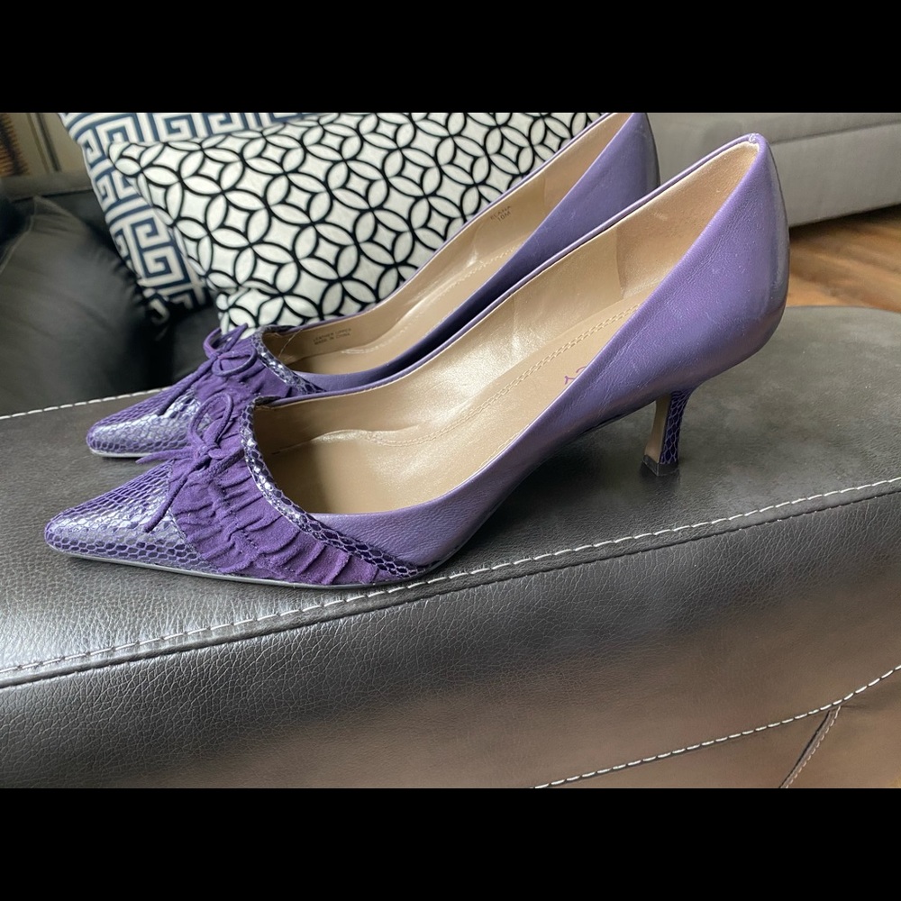 Size 10 Ellen Tracy Elana purple heels.